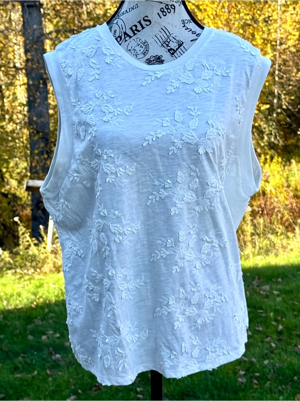 CHARLIE B White Embroidered Floral Sleeveless Tank